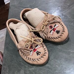 VINTAGE Minnetonka Like new Moccasins with thunderbird seed bead on top. SIZE 6.